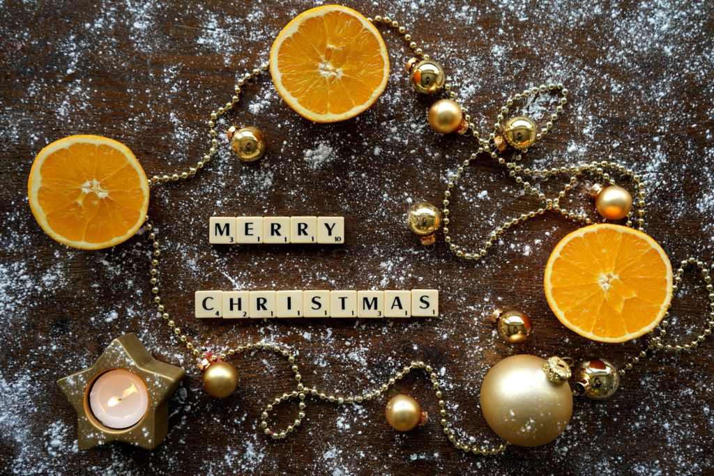 圣诞快乐的瓷砖，橘子，珠子和蜡烛