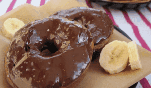 旧石器时代的早餐创意——巧克力咖啡香蕉甜甜圈