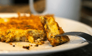 旧石器时代的早餐想法-简单而美味的香肠煎蛋饼