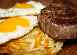 旧石器时代早餐的想法-牛排和鸡蛋哈希食谱
