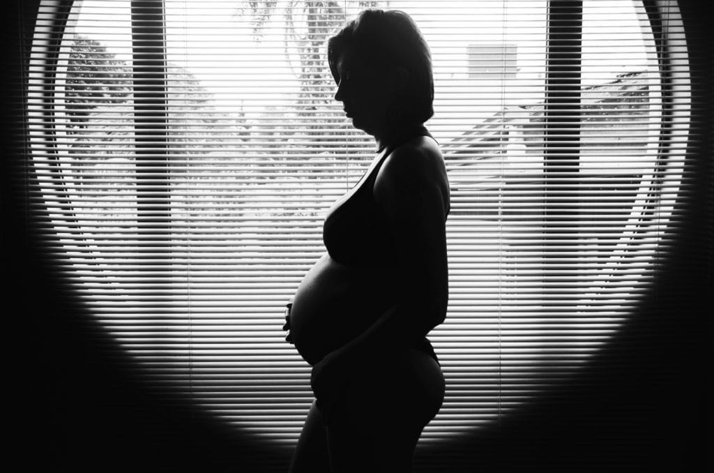 孕妇在窗前剪影