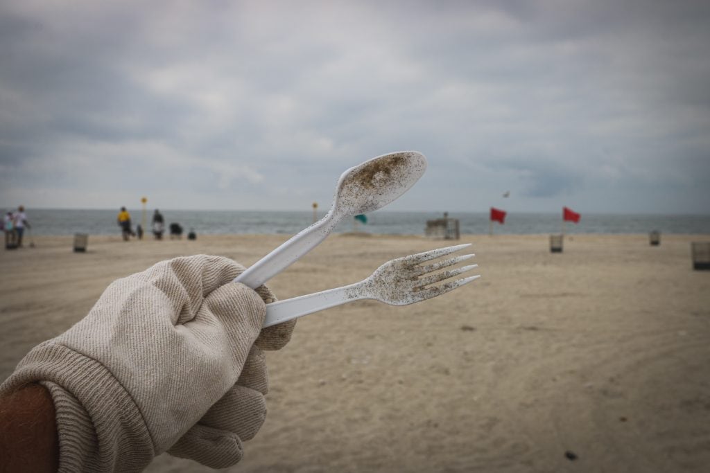 沙滩上的塑料叉子和勺子