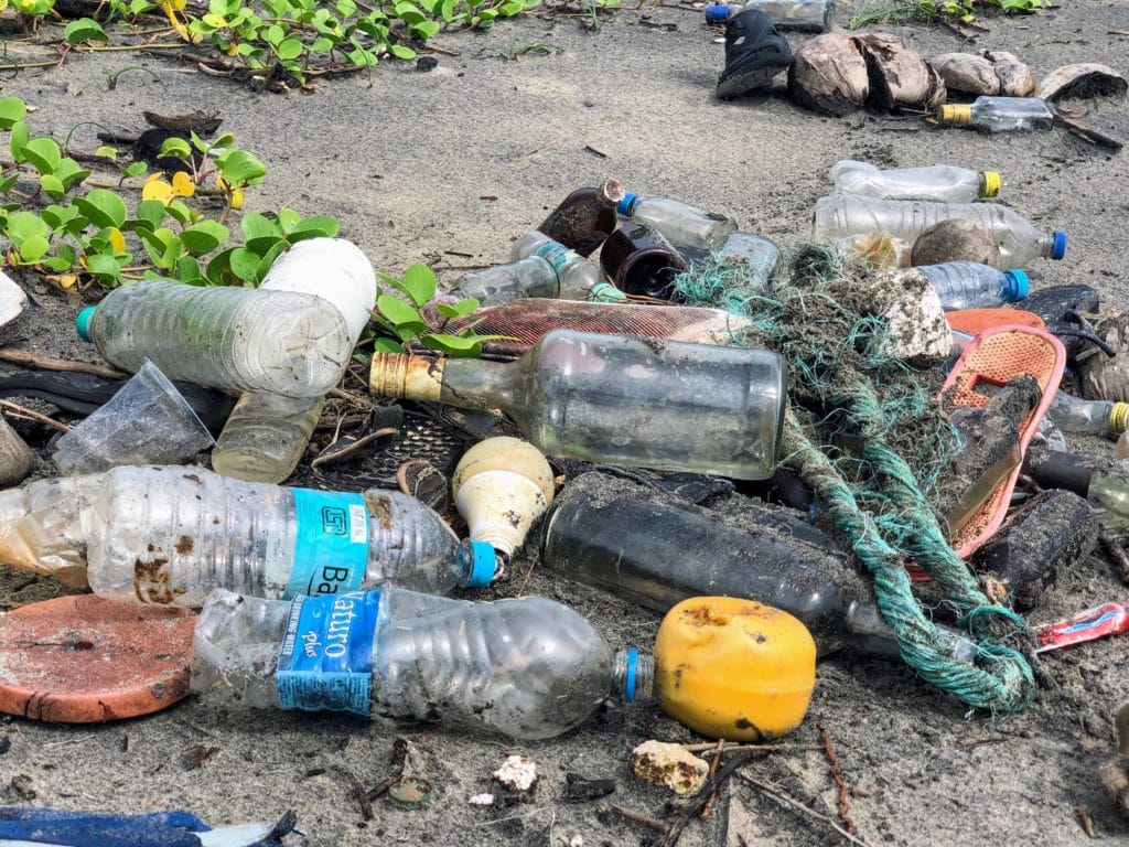海滩上的一次性塑料污染