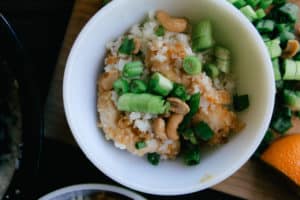 腰果橙色鸡菜花米饭绿色洋葱在碗里