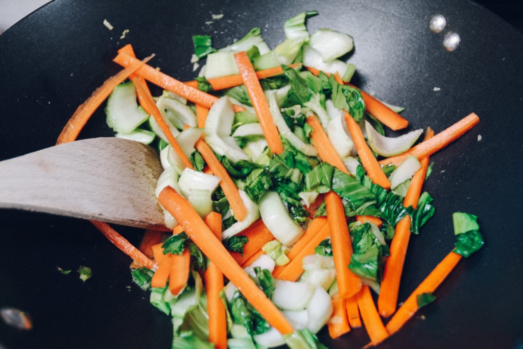 胡萝卜和小白菜放在平底锅里