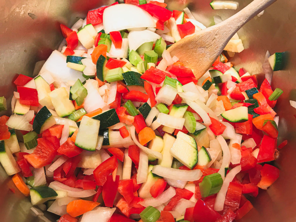 用木勺在锅里切蔬菜丁