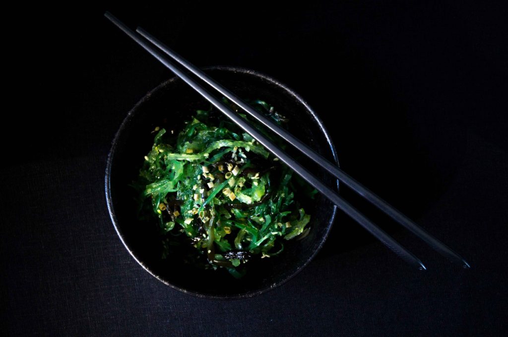 裙带菜用筷子在碗里